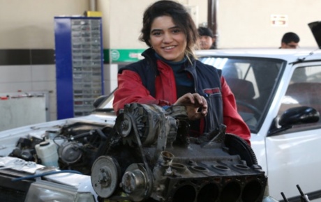 19 yaşında, Malatyanın ilk kadın oto tamircisi oldu