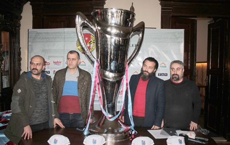 Trabzonsporlu taraftarlar şike anıtını tanıttı