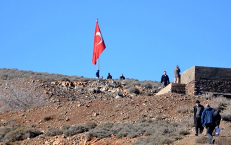 Suriye sınırında dev Türk bayrağı