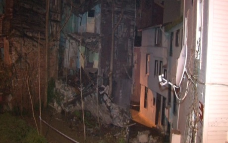 Beyoğlunda metruk bina çöktü