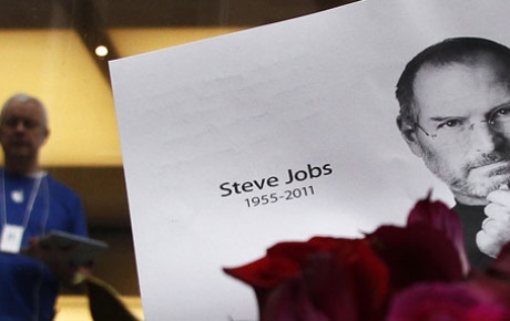 Steve Jobs öldü