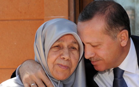Erdoğan, annesinin mezarını ziyaret etti