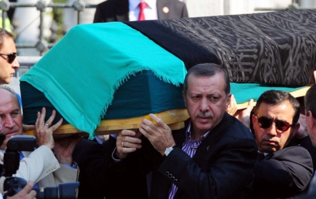 Erdoğan annesinin mezarını ziyaret etti