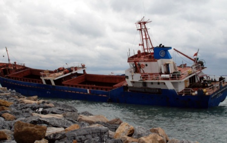 Fırtına İstanbulda gemileri sürükledi