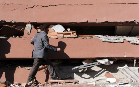 Depremde öğrenci yurdu yıkıldı