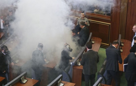 Meclise gaz bombası attılar
