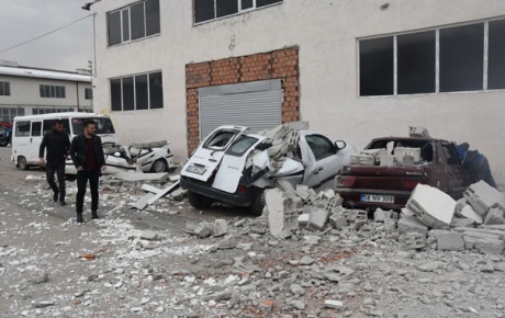 Fırtınada duvar yıkıldı; araçlar hasar gördü