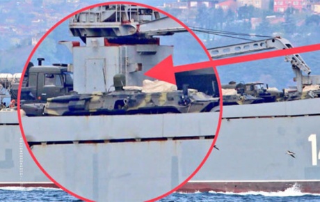 Rus gemisi Çanakkaleden böyle geçti; dikkat çeken görüntü