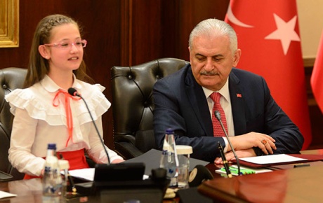 Başbakanın koltuğuna oturan Esma: Halk, en doğru olanı seçecektir