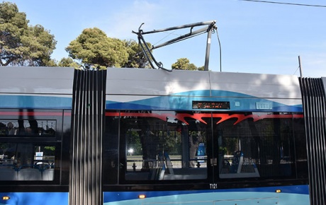 İzmirde tramvayın elektrik bağlantısı koptu, seferler aksadı
