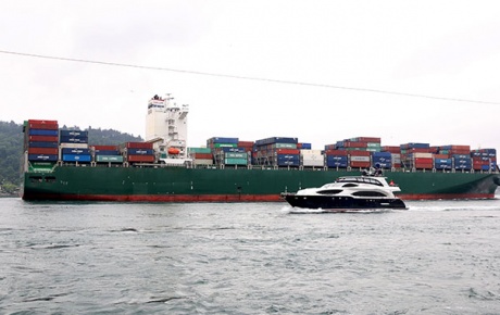 Dev kargo gemisi İstanbul Boğazından geçti