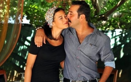 Ecem Özkaya ile boşanan oyuncu Mustafa Üstündağ Mekkeye gitti