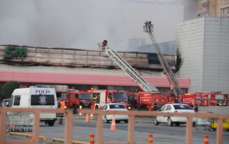 İstanbulda alışveriş merkezinde yangın