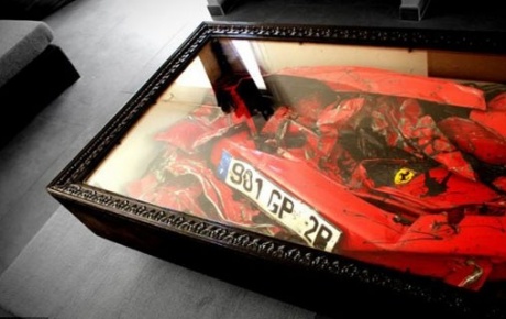 Oturma odasındaki Ferrari
