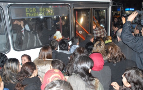 Eylemci - vatandaş el ele ücretsiz otobüse