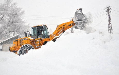Kar köy yollarını kapattı
