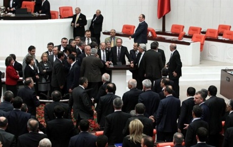 CHPli milletvekilleri kürsüyü işgal etti