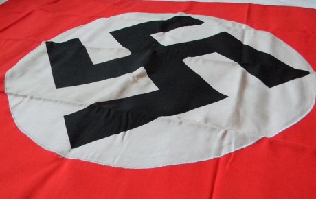 Nazi sembolüyle poz verdiler