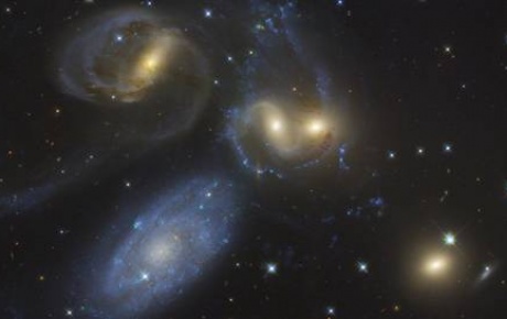 Dört galaksi birbirine girdi