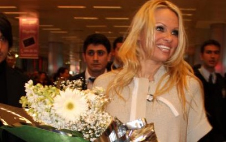 Pamela Andersonu Türkiyeye kim getirdi?