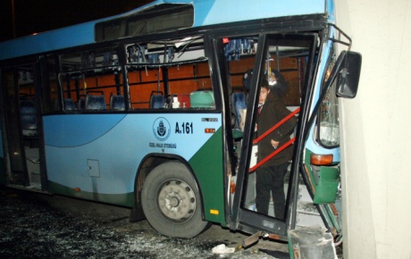 Halk otobüsü geçide çarptı: 19 yaralı