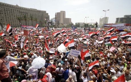 Tahrirdeki göstericiler Cuma namazı kıldı