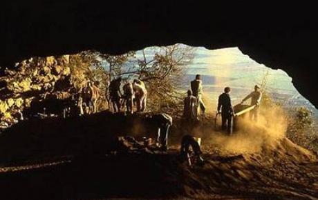 Neandertaller ölülerini gömüyordu