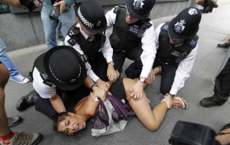 İngiliz polisinden FEMEN kızına aleni taciz