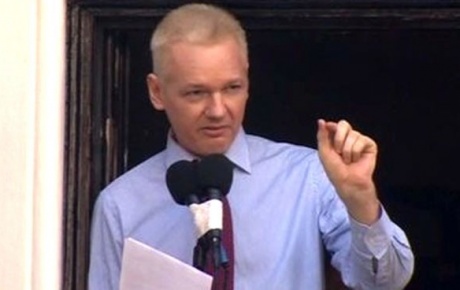 Assange Obamaya balkondan seslendi