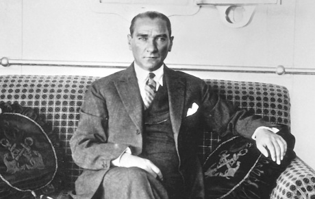 Ders kitaplarında Atatürk posteri yok