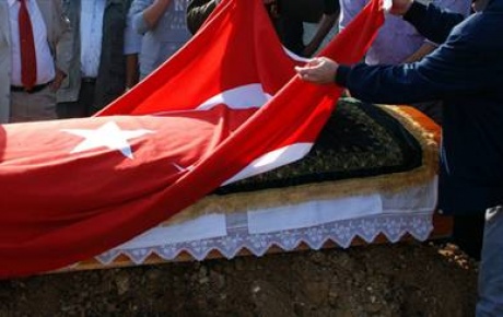 Her tabuta Türk bayrağı yok