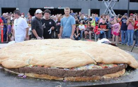 1 tonluk çizburger rekor kırdı