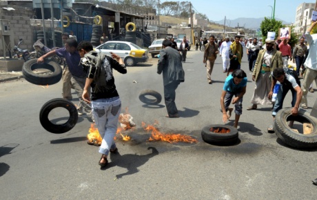 Protestocular Yemen Büyükelçiliğini bastı