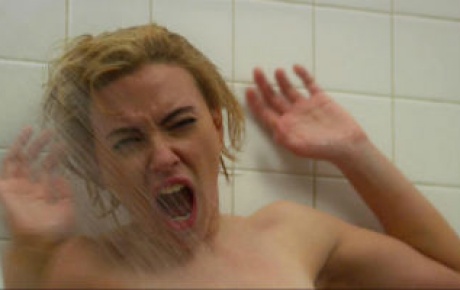 Scarlett duşa girdi!