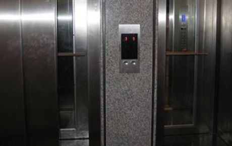 Otel asansöründe ölüm