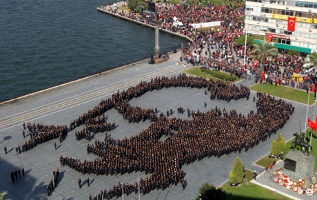 İzmirde 2 bin 400 kişiden Atatürk portresi