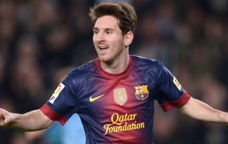 Lionel Messi imzayı atıyor