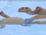 9 aylık ikizlerden 25 metre yüzme rekoru