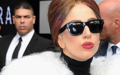 Lady Gaga akılsız olmalı