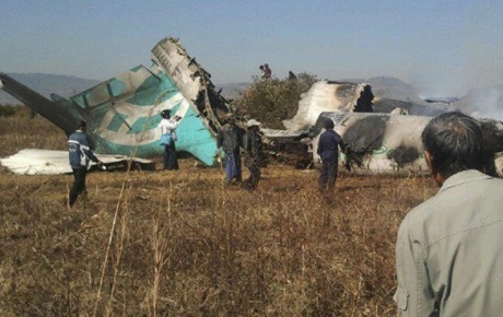 İkiye ayrılan uçakta 2 kişi öldü