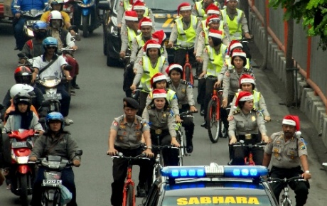 Noel şapkalı trafik polisleri