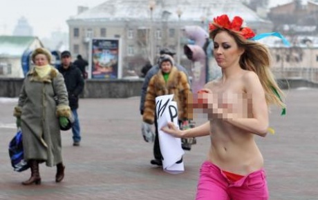 FEMEN yine soyundu