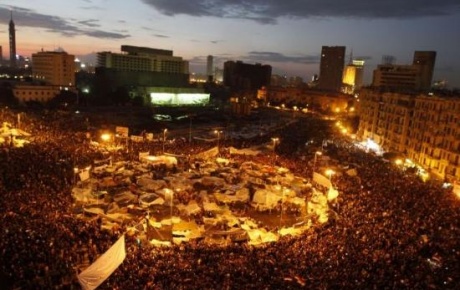 Mısır halkı Tahrir Meydanına akın etti