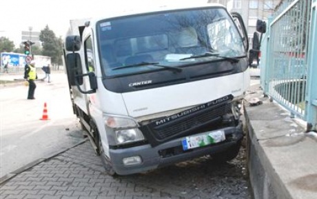 Çöp kamyonu duvara çarptı: 3 yaralı