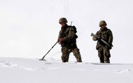 PKKnın yola döşediği mayın patladı: 2 asker yaralı