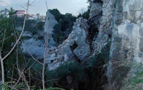 Amasra Kalesinin duvarları yıkıldı