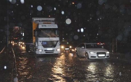 İzmirde şiddetli yağış hayatı felç etti
