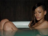 Rihanna son klibinde küvete girdi