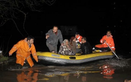 İnsanlar botlarla kurtarıldı, araçlar sele kapıldı