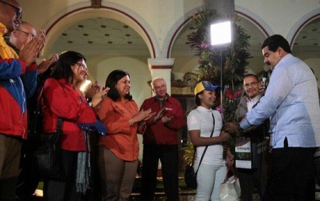 Chavezin 4. milyonuncu takipçisine ev